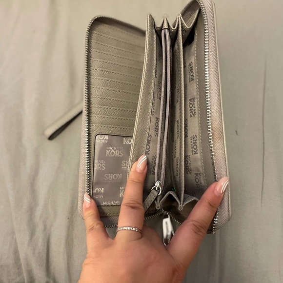 Michael Kors wristlet wallet - Picture 3 of 4